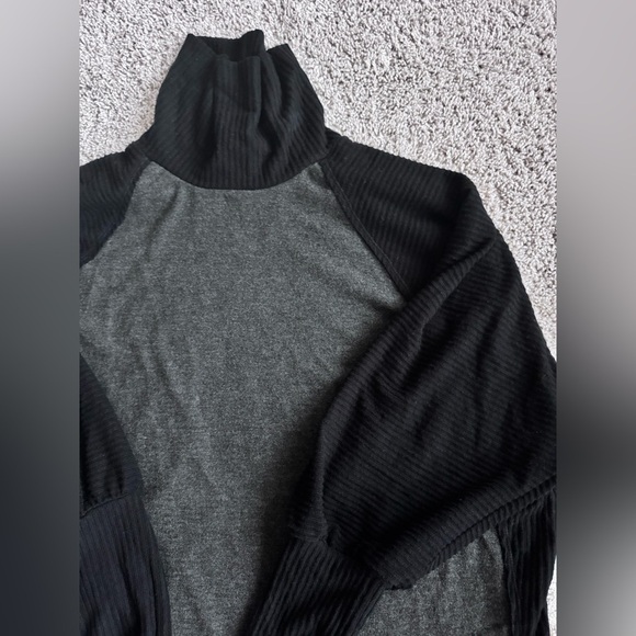 Womens Colorblock Two-Tone Mock Neck Sweater Pull on Black Gray Size Medium NWT - Picture 3 of 5